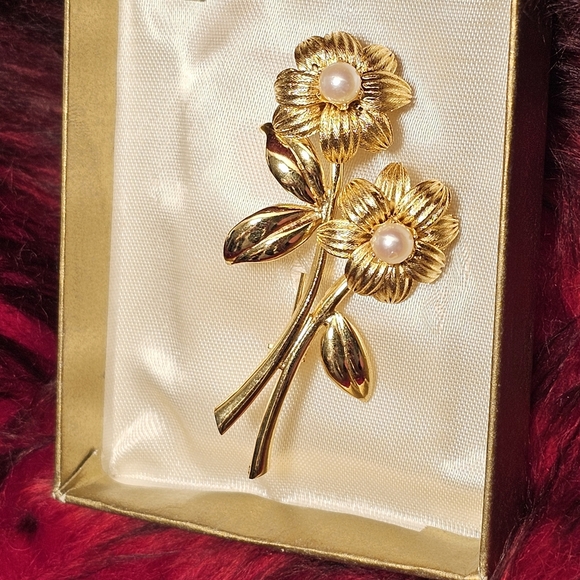 Vintage Brookcraft Gold Tone Floral Brooch Pin with Pearl Accents in Box - Picture 3 of 5